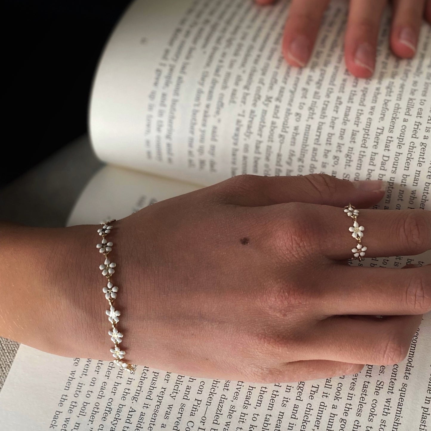 Daisy Bracelet | Delicate Gold & White Enamel Daisy Chain